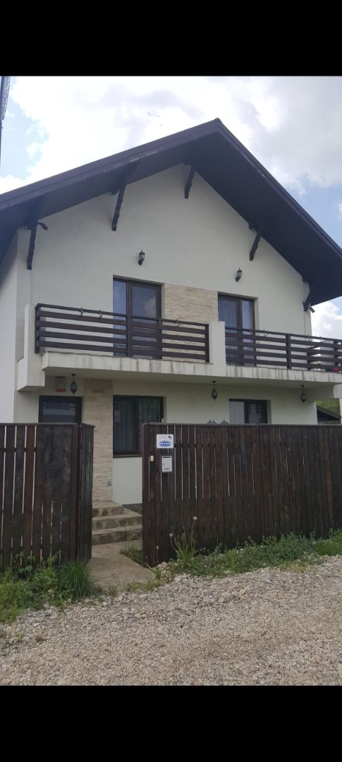 Casă/Vilă 5 camere • Dragomirești-Deal